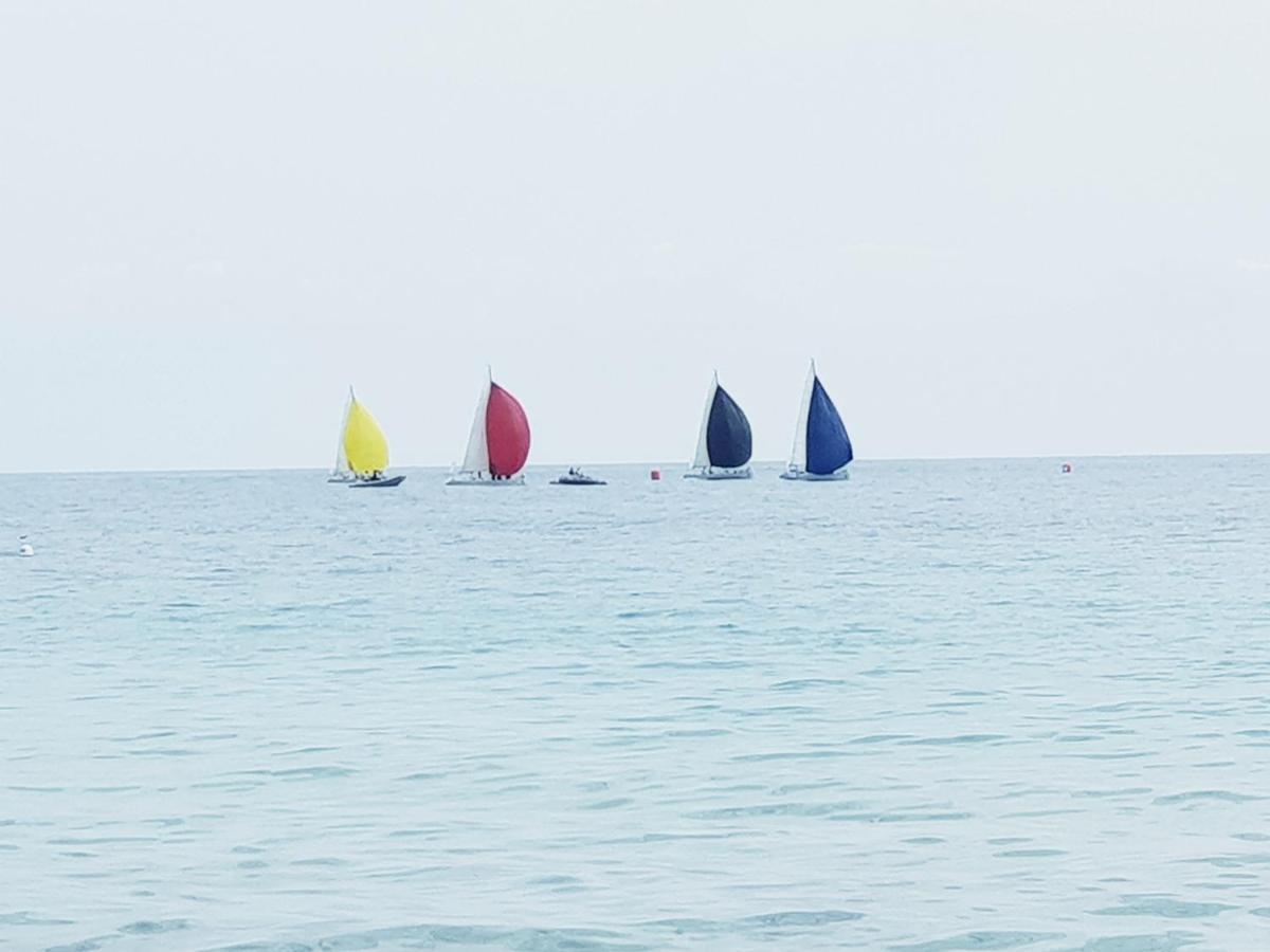 By The Beach 卡尔佩 外观 照片